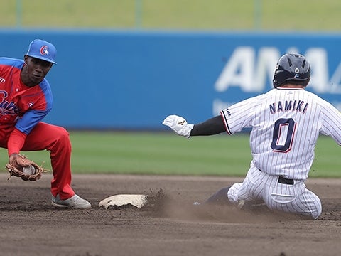 並木選手が盗塁を決める