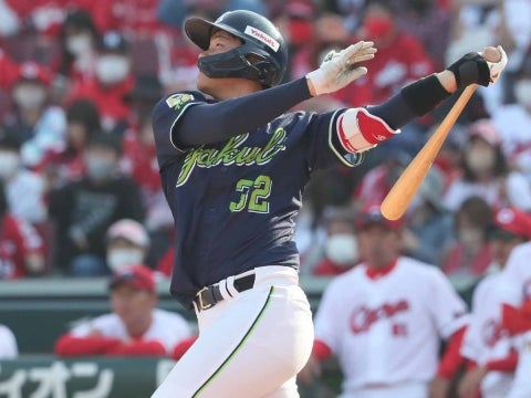 松本直選手が代打で安打を放つ