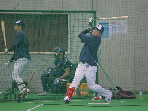 打撃練習を行う村上選手