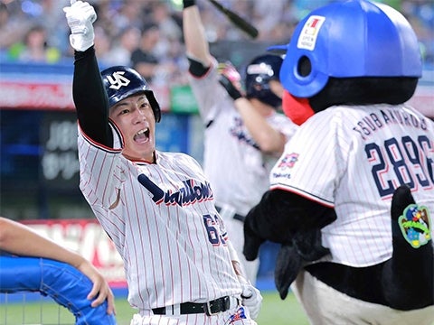 増田選手が1号ソロを放つ