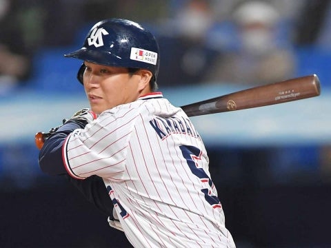 川端選手が代打で安打を放つ