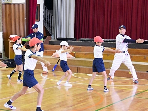 山部氏と河端氏が狛江市立狛江第六小学校で打ち方指導！