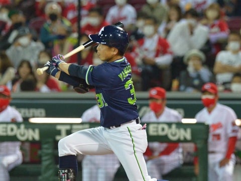 山崎選手が走者一掃の3点タイムリー二塁打を放つ！