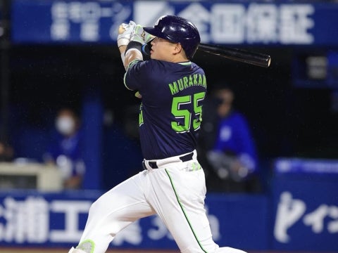 村上選手が31号2ランを放つ
