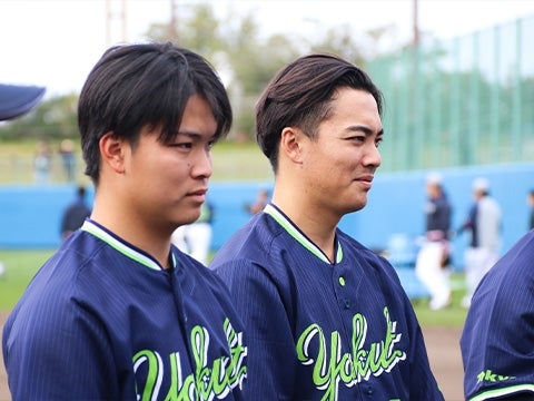 笑顔を浮かべる若手2人