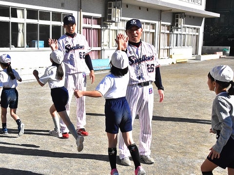 河端氏と徳山氏が足立区立島根小学校で投げ方指導！