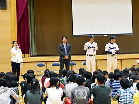 伊東氏、山部氏、河端氏が板橋区立中根橋小学校を訪問！