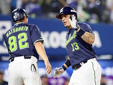 オスナ選手が先制の12号ソロを放つ