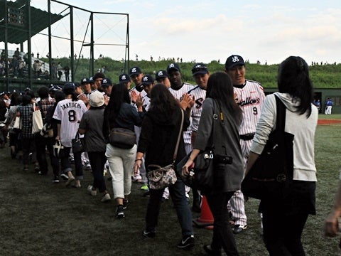 グラウンド内ハイタッチ