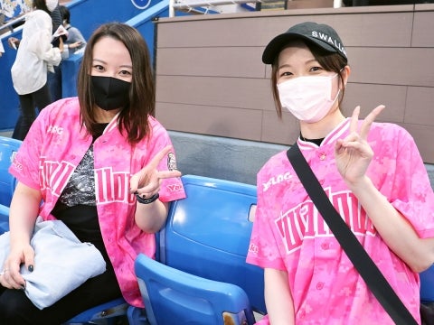 女性ペアで仲良く観戦