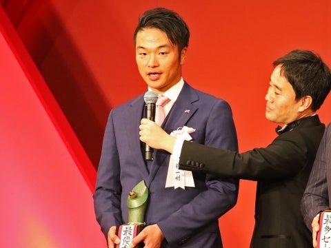 最優秀中継ぎ投手賞の近藤投手「マウンドにいるほうが楽」