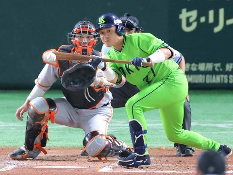 中村選手が同点のスクイズを決める