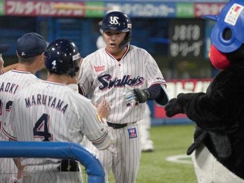 赤羽選手がプロ初ホームランを放つ