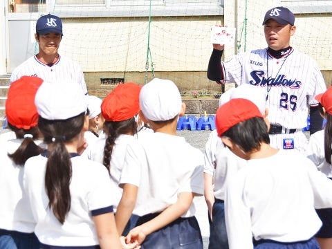 河端氏と三輪氏が中野区桃園第二小学校で投げ方指導！