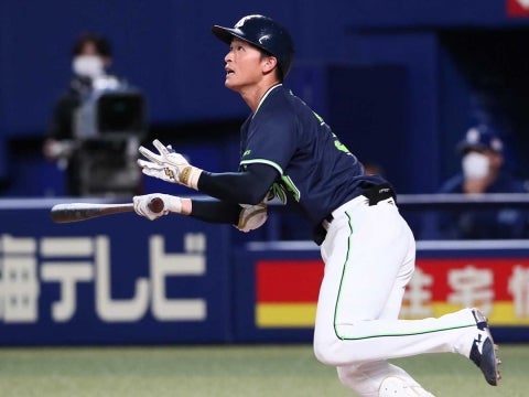 宮本選手が安打を放つ