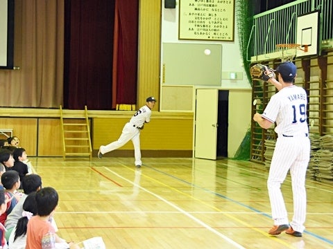 キャッチボールのお手本で大歓声
