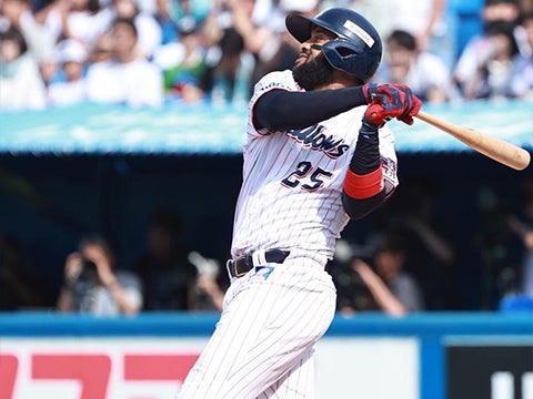 サンタナ選手が逆転の9号3ランを放つ！