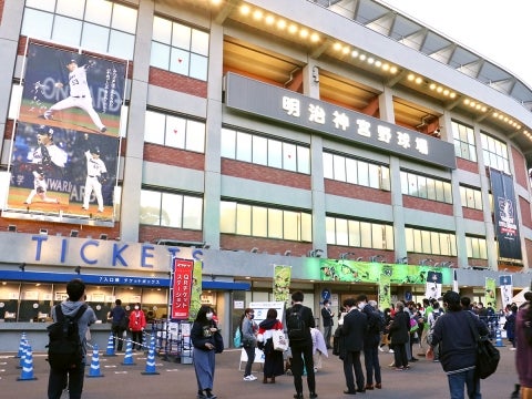 球場正面には…