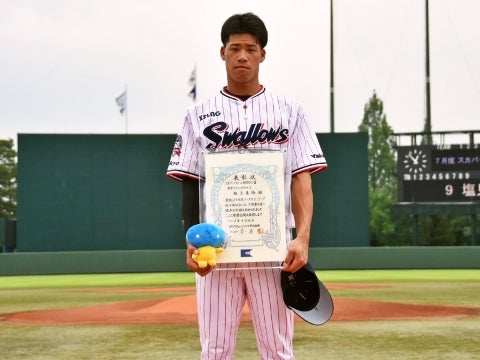 塩見選手の7月度「スカパー！ファーム月間MVP賞」表彰式