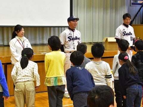 河端氏と徳山氏が豊島区立仰高小学校で投げ方指導！