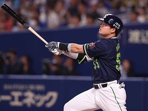 村上選手が先制の12号2ランを放つ