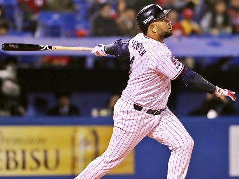 バックスクリーンへ飛び込む7号ソロ