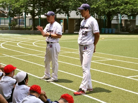 河端氏と徳山氏が港区立青山小学校で投げ方指導！