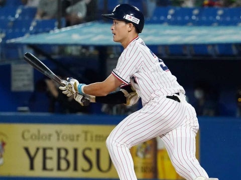 宮本選手が代打で安打を放つ