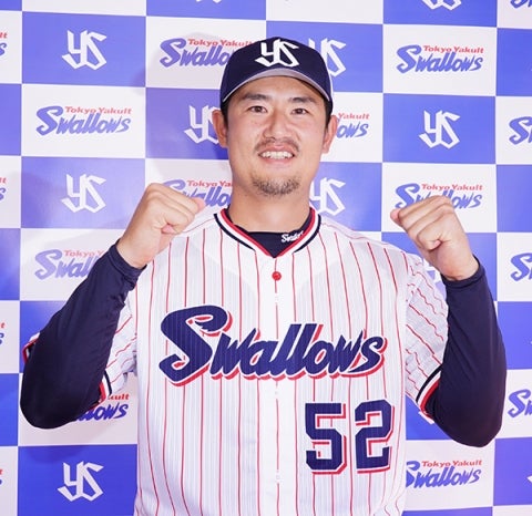 背番号52を披露