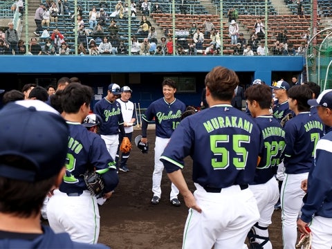 円陣で声出しをする宮本選手