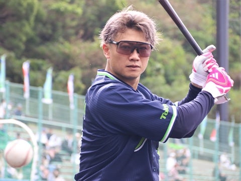 真剣な表情でバッティング練習をする西川選手