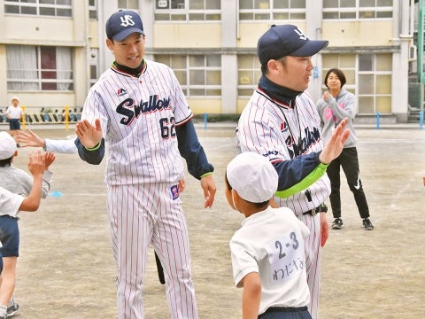 河端氏と徳山氏が目黒区立中目黒小学校で投げ方指導！