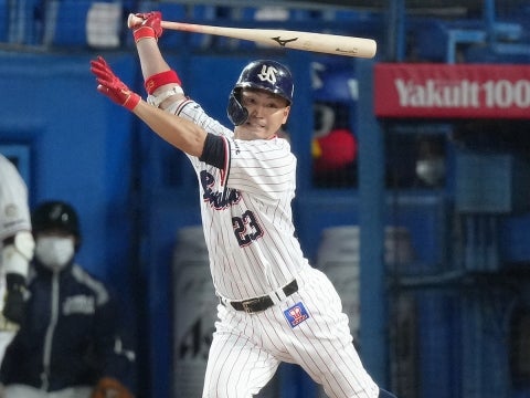 青木選手が一時逆転となる2点タイムリー！