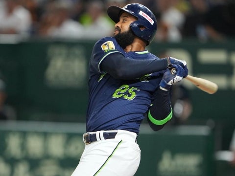 サンタナ選手が先制の2点タイムリーを放つ