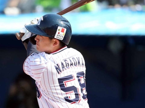 長岡選手が先制の2点タイムリーを放ち、アピール