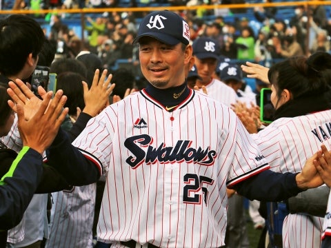 選手とハイタッチ