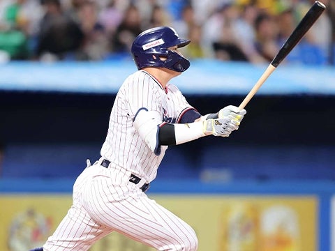 村上選手が21号2ランを放つ