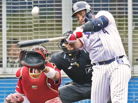 バレンティン選手がレフトスタンドへ飛び込むソロ