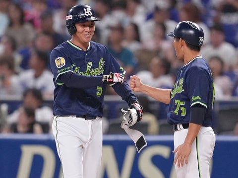 川端選手が先制タイムリー！