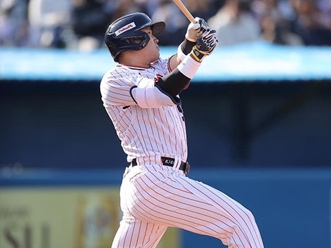 村上選手がスタンド上段に飛び込む2号2ラン