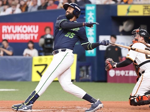 サンタナ選手が先制タイムリー