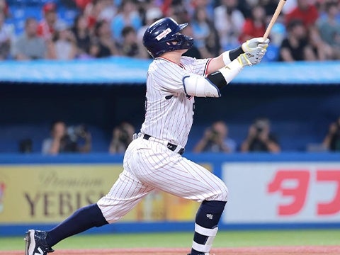 村上選手が22号ソロを放つ