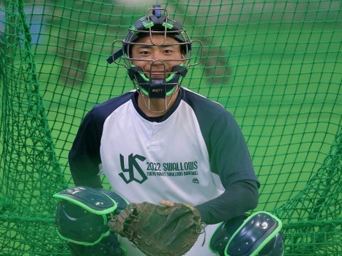 捕球練習を行う中村選手