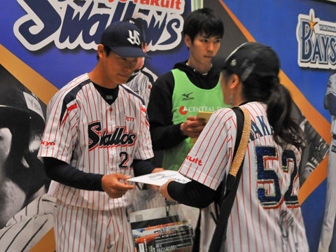 直筆サインを手渡し