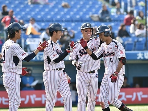 歓喜のハイタッチ