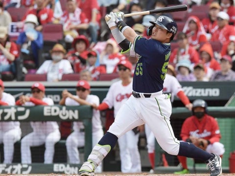 村上選手が9号ソロを放つ