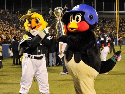 トロフィーを奪い…