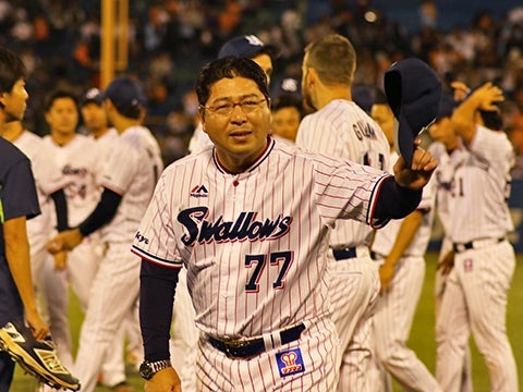 目を潤ませながら