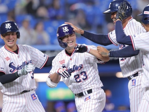 青木選手が値千金の満塁ホームラン！