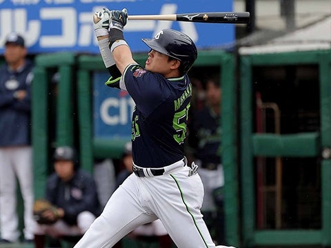 村上選手が13号2ランを放つ